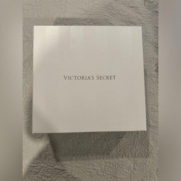 Victoria’s Secret Bridal Sleep Set NIB - Picture 2 of 4